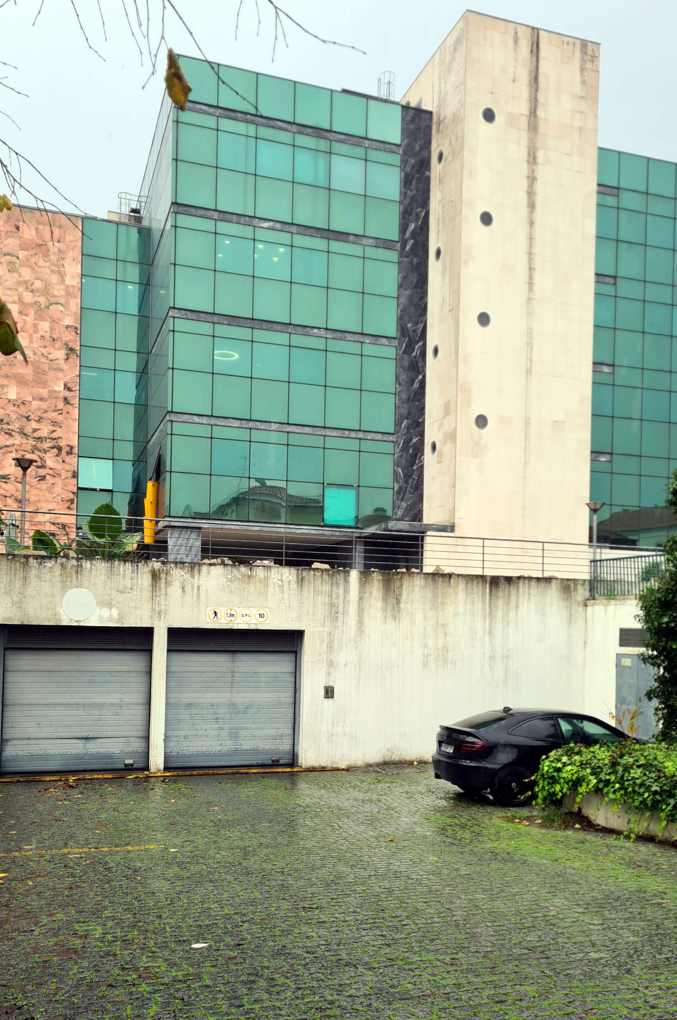 LXoffice - Estacionamento gratuito na R. Hermano Neves 18, Lisboa, para recolha do correio do escritório virtual ou utilização da sala de reuniões
